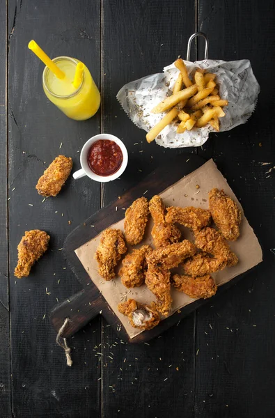 Gebakken Vleugels Met Ketchup Saus Limonade Een Houten Plank Een Stockfoto