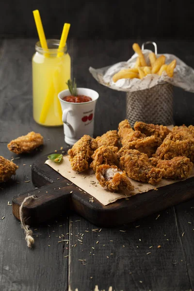 Asas Fritas Com Ketchup Molho Limonada Tabuleiro Madeira Backgroun Escuro Imagens De Bancos De Imagens