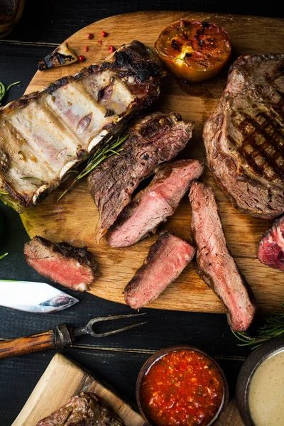 Carne Grelhada Deliciosa Sortida Com Legumes Mesa Escura Imagens De Bancos De Imagens