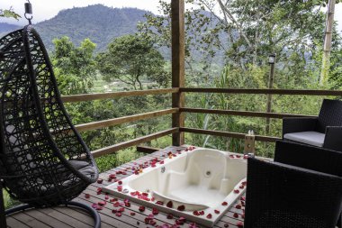 Dağın manzaralı otel balkonunda jakuzi küveti.