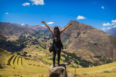 Pisac, Peru 'daki Kutsal Vadi' nin manzarasını düşünen bir turist.