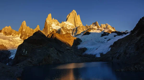 Salida del sol en el Monte Fitz Roy (Chalten), Patagonia Argentina. Laguna de los Tres — Foto de Stock
