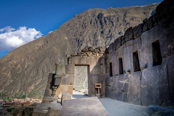 Puerta de piedra de un templo en Ollantaytambo, ciudadela del Valle Sagrado de los Incas. Perú — Foto de Stock