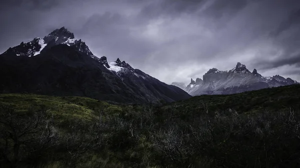 Sendero Torres del Paine. A la derecha está la montaña Paine Grande — Foto de Stock