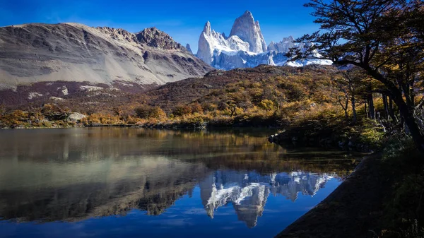 Vista de la montaña Fitz Roy (también conocida como Chalten) desde el lago Capri — Foto de Stock