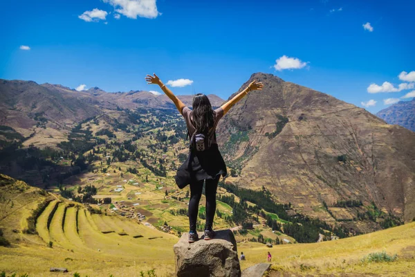 Turista contemplando a paisagem do Vale Sagrado em Pisac, Peru — Fotografia de Stock