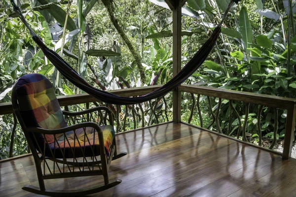 ジャングルの中の家のポーチ — ストック写真