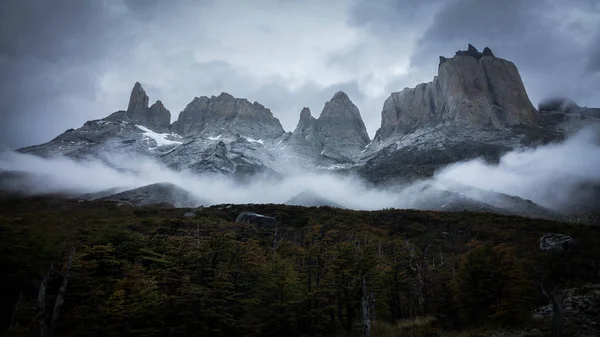 Hermoso paisaje montañoso lleno de nubes y niebla. Sendero Torres del Paine — Foto de Stock