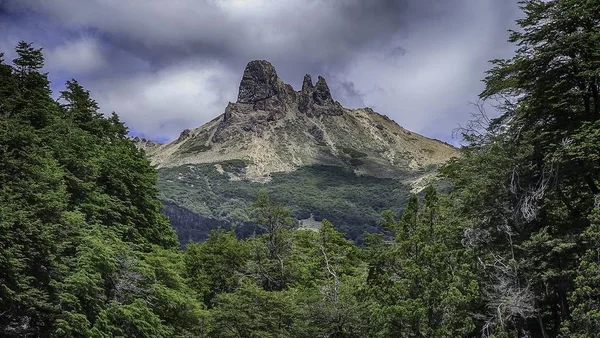 Colina llamada Monje, cubierta de nubes vistas desde el bosque — Foto de Stock