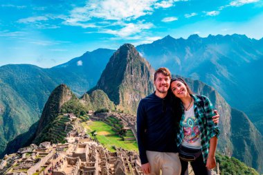 Machu Picchu 'da genç bir çift turist