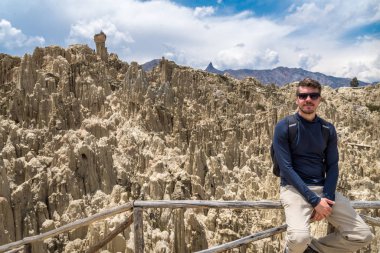 La Paz, Bolivya 'da Ay Vadisi' nde poz veren bir turist. Arka planda birçok kil zirvesi görülebilir