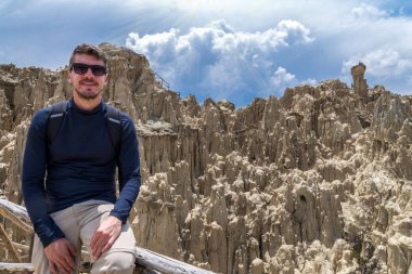 La Paz, Bolivya 'da Ay Vadisi' nde poz veren bir turist. Arka planda birçok kil zirvesi görülebilir