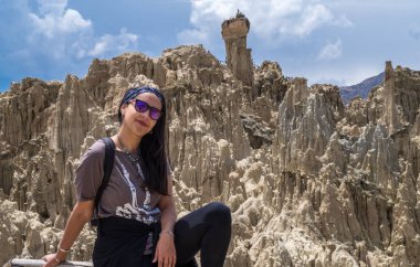 La Paz, Bolivya 'daki Ay Vadisi' nde poz veren bir turist. La Paz, Bolivya 'daki Ay Vadisi' nde poz veren bir turist.