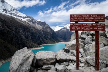 Peru 'nun Cordillera Blanca' sındaki Paron Gölü 'nün manzarası