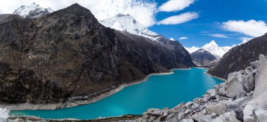 Paron Gölü muhteşem panoramik manzara, arkasında Piramit denilen karla dolu bir dağ var.