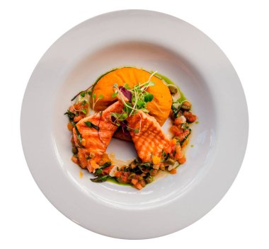 Izgara alabalık, yanında patates püresi ve portakal sosu. Beyaz arkaplan. 