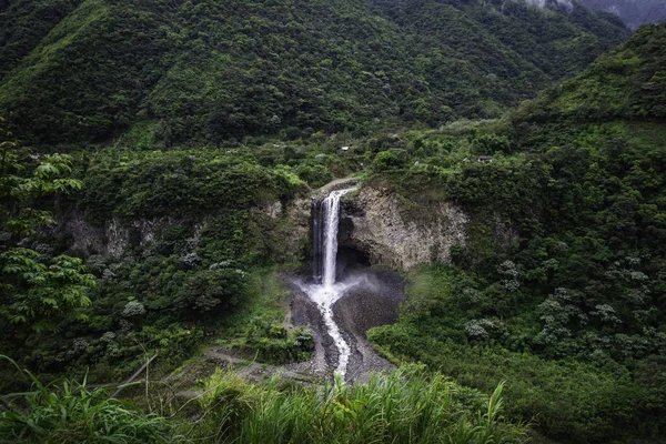 湿気の多い森の真ん中にある巨大な滝。聖水風呂 — ストック写真