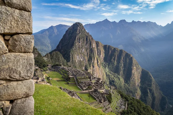 Fotografía de las ruinas de Machu Picchu tomadas detrás de una gran muralla de piedra. Perú — Foto de Stock