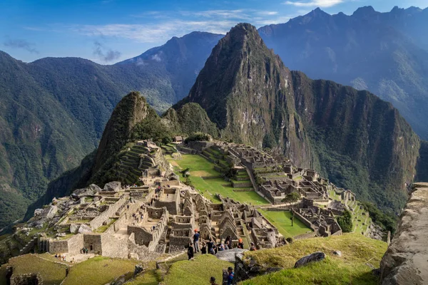 Ruinas de Machu Picchu, Per. La ciudad y la montaña Huayna Picchu se pueden apreciar — Foto de Stock