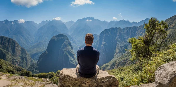 一个男人凝视着马丘比丘的奇景. — 图库照片