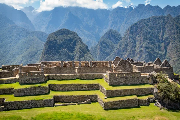Fotografía tomada de las ruinas de Machu Picchu donde se pueden apreciar grandes paredes de piedras . — Foto de Stock