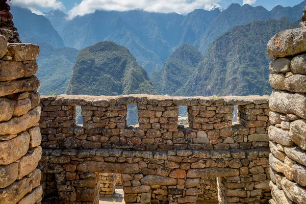 Machu Picchu tiro tomado fron el interior de una ruina donde grandes paredes de piedras y ventanas se pueden apreciar — Foto de Stock