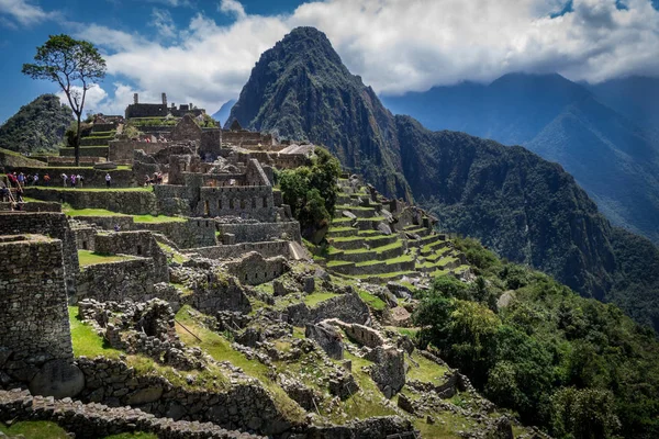 Machu Picchu ciudad desde el interior. Huayna Picchu montaña y vegetación verde se puede ver — Foto de Stock