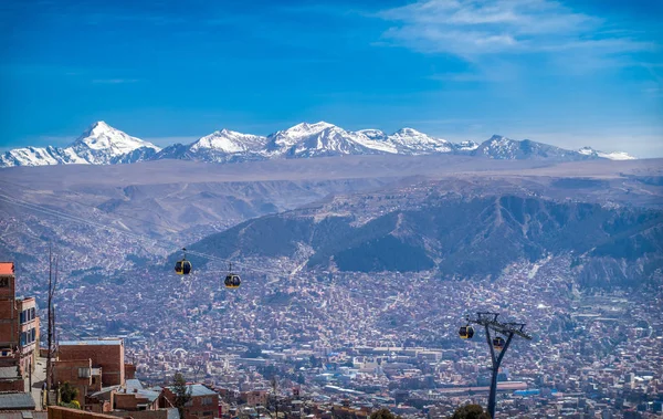 Kábeles autók panorámás kilátással La Paz városára, Bolíviára — Stock Fotó