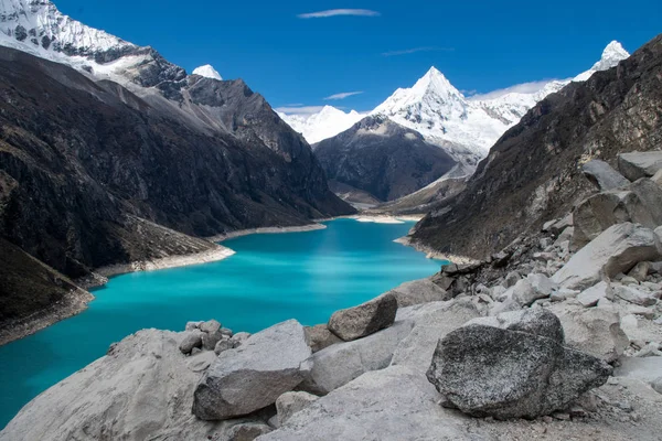 Vista panorámica del lago Paron, detrás está el pico nevado de la montaña Piramide — Foto de Stock