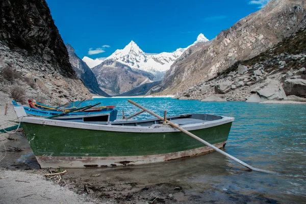 Antiguo barco en la costa del hermoso lago Paron. Detrás se puede ver la montaña Piramide — Foto de Stock