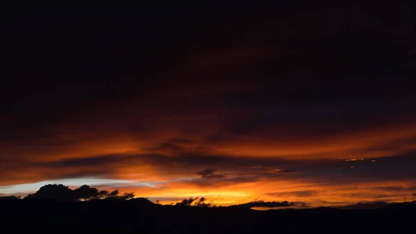 İnanılmaz günbatımı ufku. Güneş ışınlarının bulutları renklendirdiğini görebilirsiniz. — Stok fotoğraf