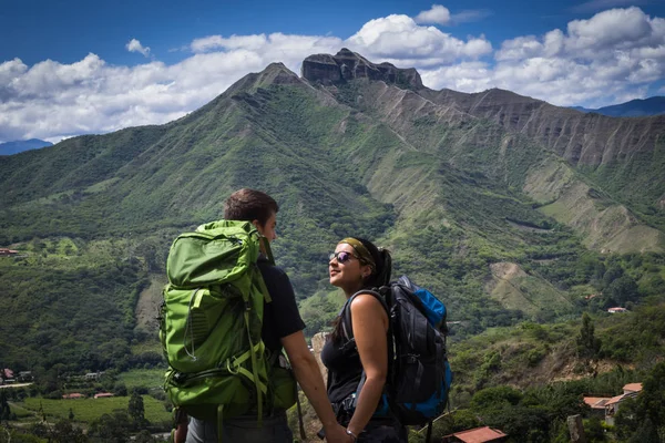 Backpacker casal de mãos dadas rodeado por uma paisagem natural. Vilcabamba, Equador — Fotografia de Stock