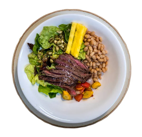 Carne de res con frijoles, verduras a la parrilla y ensalada sobre fondo blanco — Foto de Stock