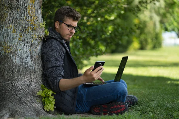 Jeune homme caucasien travaillant sur son ordinateur. Concept technologique . — Photo