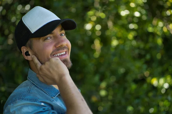 Caucasian man listening to music with wireless earbuds — 스톡 사진