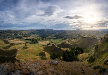 Te Mata Tepesi 'nden panoramik manzara. Hawke Körfezi, Yeni Zelanda