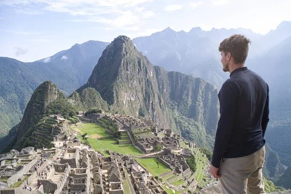 Joven Caucásico Pie Mirando Increíble Paisaje Machu Picchu Perú América — Foto de Stock