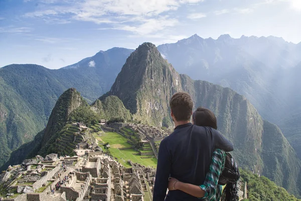 Casal Jovem Abraçando Contemplando Incrível Paisagem Machu Picchu Ruínas Cidadela — Fotografia de Stock