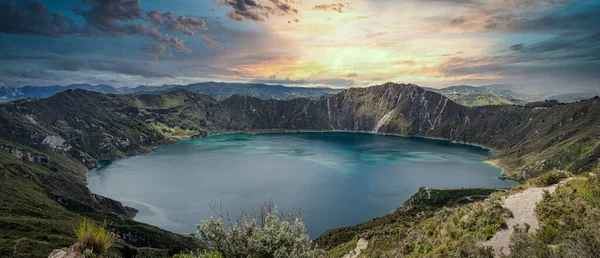 Increíble Puesta Sol Lago Quilotoa Ubicado Dentro Cráter Volcán Ecuador — Foto de Stock
