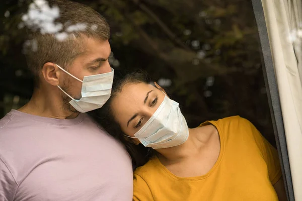 Young Couple Wearing Face Mask Front Window Cuddling Each Other — Stock Photo, Image