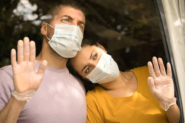 Young Couple Wearing Face Mask Sanitary Gloves Front Window Cuddling — Stock Photo, Image