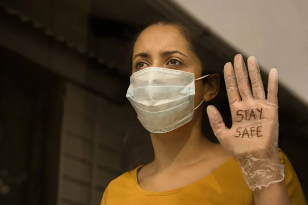 Joven Morena Con Mascarilla Facial Guante Sanitario Que Dice Mantente — Foto de Stock