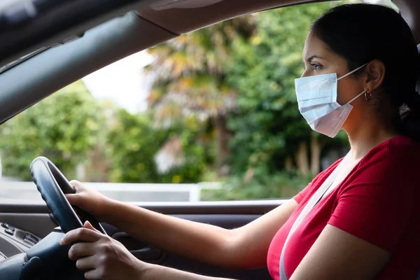 Mujer Hispana Joven Con Máscara Facial Conduciendo Coche Concepto Covid — Foto de Stock