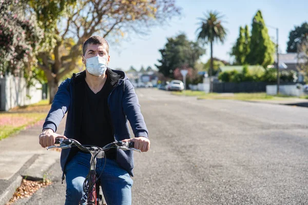 Joven Hombre Caucásico Con Máscara Facial Montar Bicicleta Calle Concepto — Foto de Stock