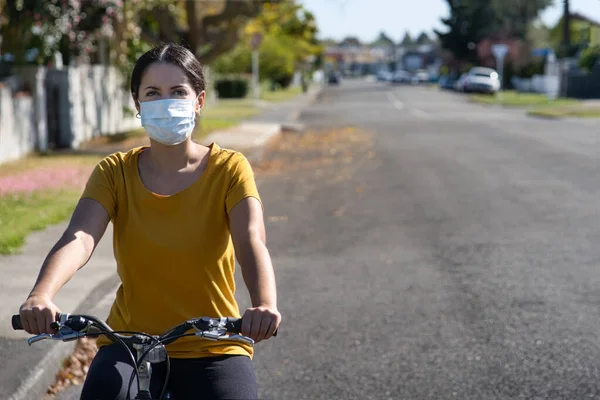 Joven Mujer Hispana Montando Bicicleta Usando Una Máscara Facial Contra — Foto de Stock
