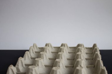 Siyah beyaz arkaplanda boş yumurta tepsisi