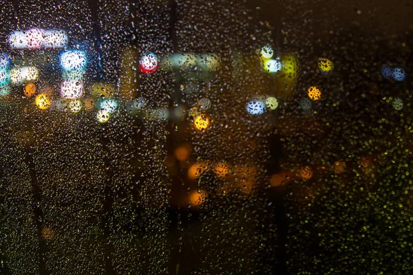 Vista Nocturna Ciudad Través Vidrio Húmedo Enfoque Suave — Foto de Stock