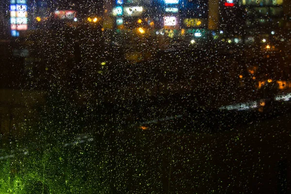Ночной Вид Город Через Влажное Стекло — стоковое фото