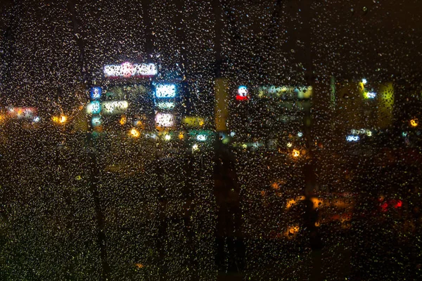 湿式ガラスソフトフォーカスによる夜景 — ストック写真