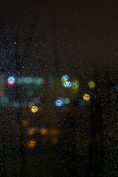 Nattstadsvy Genom Vått Glas Mjukt Fokus — Stockfoto